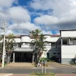 Batida entre van escolar e carro de passeio deixa duas pessoas feridas em Montes Claros
