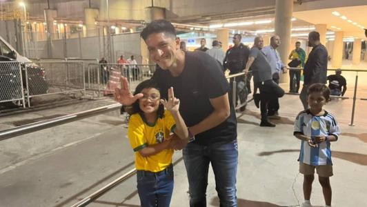 Germán Cano com a pequena torcedora do Brasil, no Maracanã