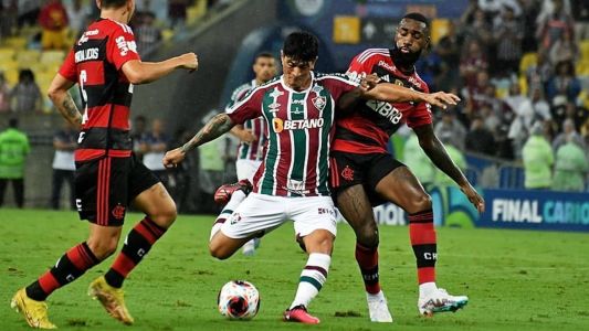 Germán Cano, do Fluminense, e Gerson, do Flamengo, em disputa no Maracanã
