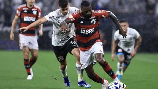 Gérson abriu o placar da partida entre Corinthians e Flamengo, na Neo Química Arena