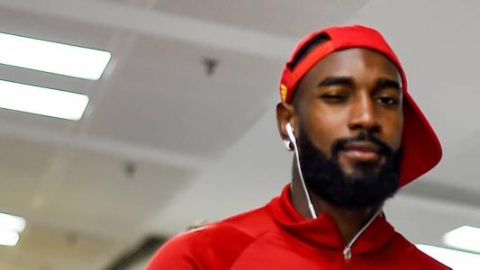 Gerson chega ao Maracanã com o restante do elenco do Flamengo para enfrentar o Botafogo