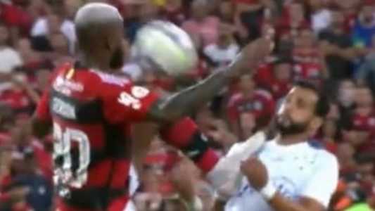 Gerson, do Flamengo, acerta chute em Henrique Dourado, do Cruzeiro