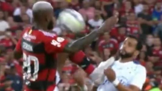 Gerson, do Flamengo, acerta chute em Henrique Dourado, do Cruzeiro