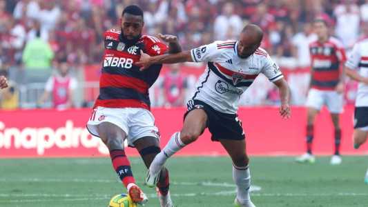 Gerson, do Flamengo, e Lucas Moura, do São Paulo, em ação na final da Copa do Brasil