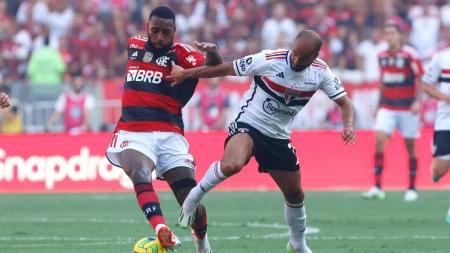 Gerson, do Flamengo, e Lucas Moura, do São Paulo, em ação na final da Copa do Brasil