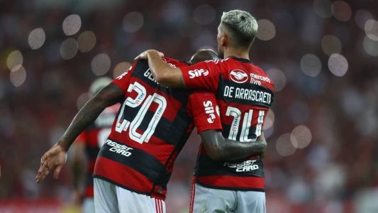 Gerson e Arrascaeta durante a partida entre Flamengo e Fortaleza