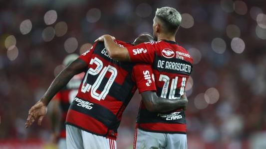 Gerson e Arrascaeta durante a partida entre Flamengo e Fortaleza