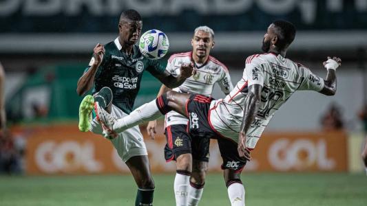 Gerson e Matheuzinho, do Flamengo, em disputa de bola com Matheus Babi, do Goiás