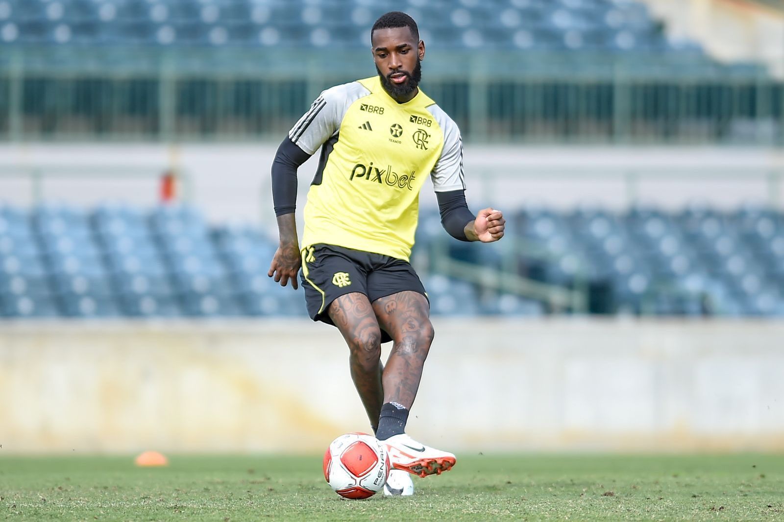 Gerson passará por cirurgia e desfalca o Flamengo na reta final do Carioca