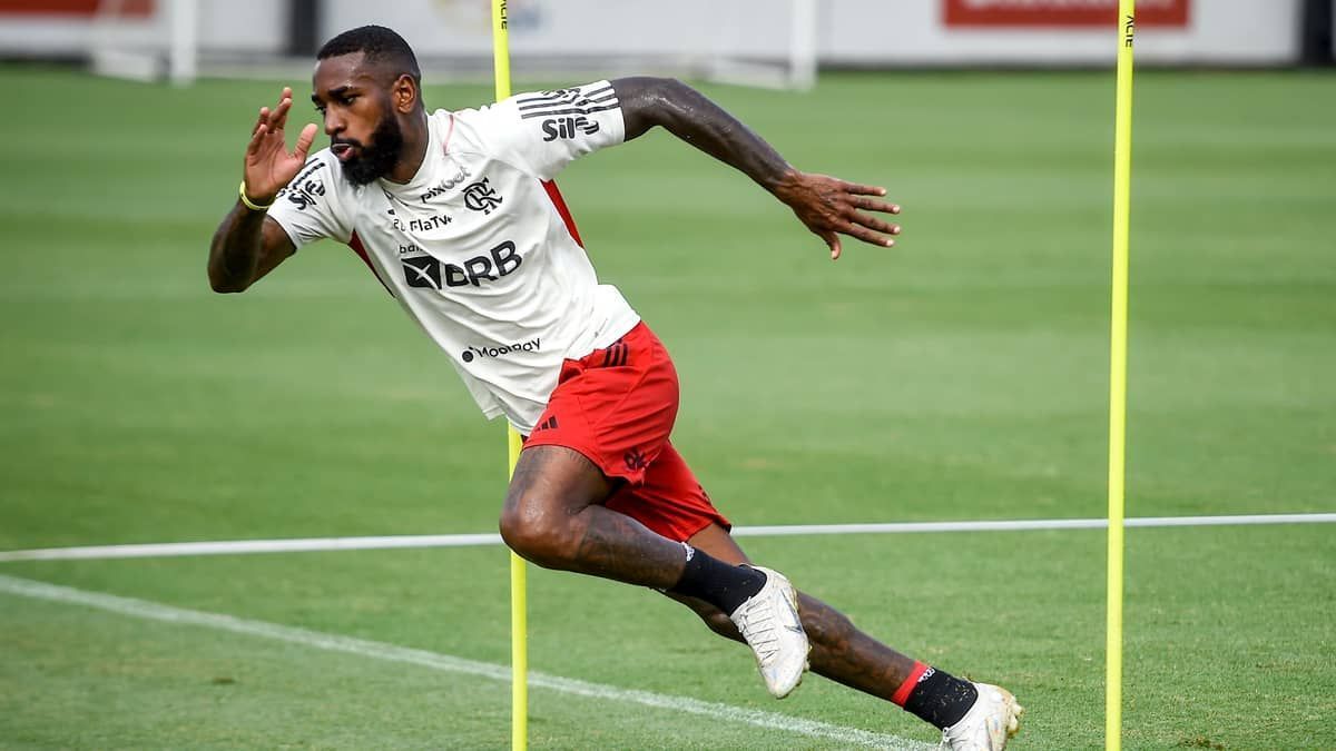Gerson e Varela trocam socos durante treino do Flamengo