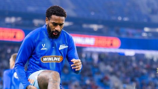 Gerson durante aquecimento para jogo do Zenit em 2025