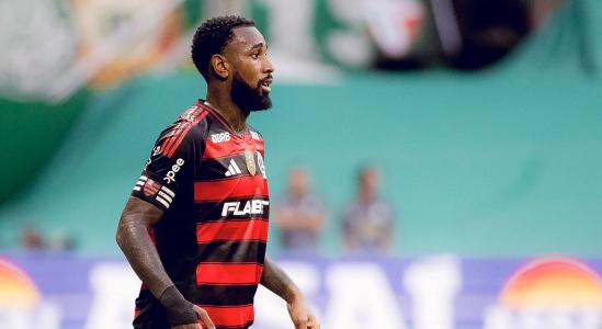 Gerson em ação contra o Palmeiras pelo Campeonato Brasileiro de 2025