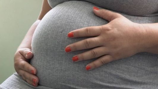 Gestante acaricia barriga