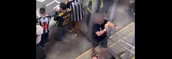 Torcedor do Atlético faz gesto racista em direção a flamenguistas na Arena MRV