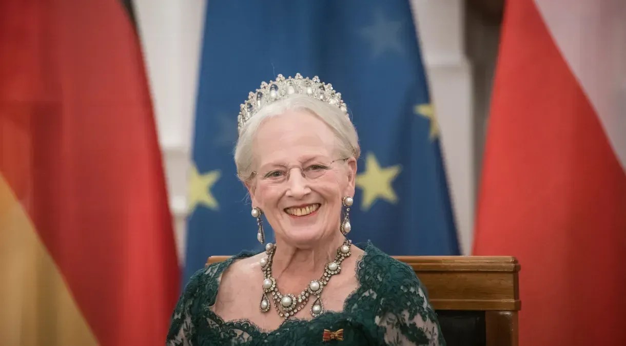 Rainha da Dinamarca abdica do trono em pleno discurso de Réveillon