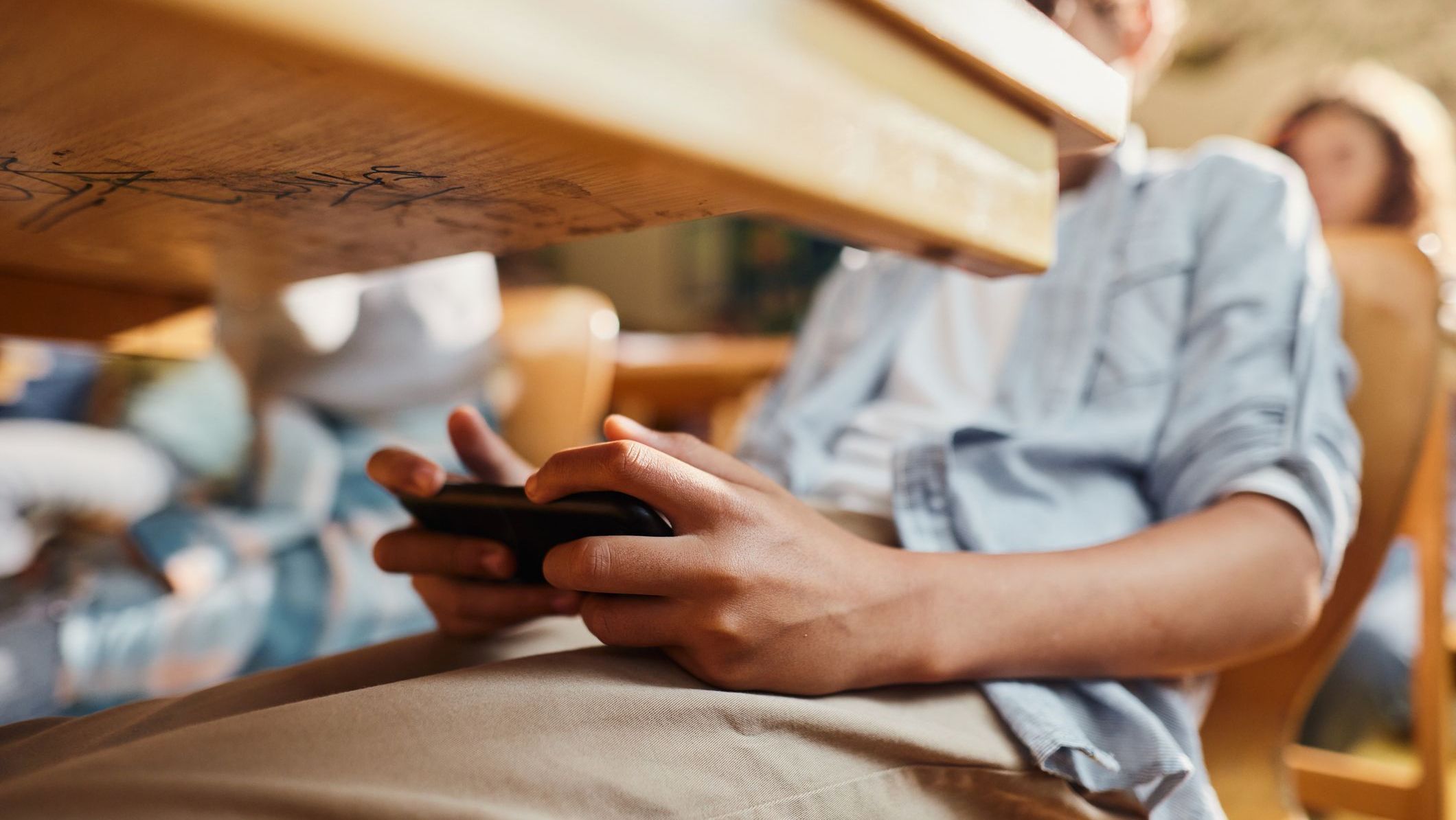Especialistas são a favor da proibição de celular em sala de aula