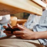 Especialistas são a favor da proibição de celular em sala de aula