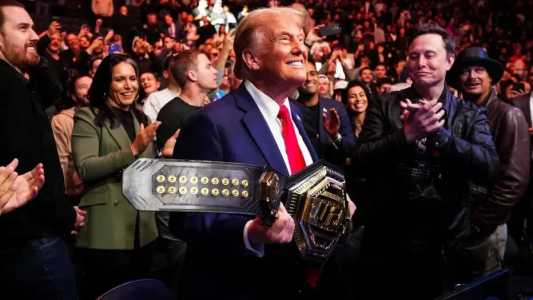 Donald Trump com cinturão do UFC em ringue