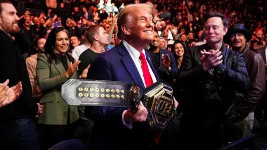 Donald Trump com cinturão do UFC em ringue
