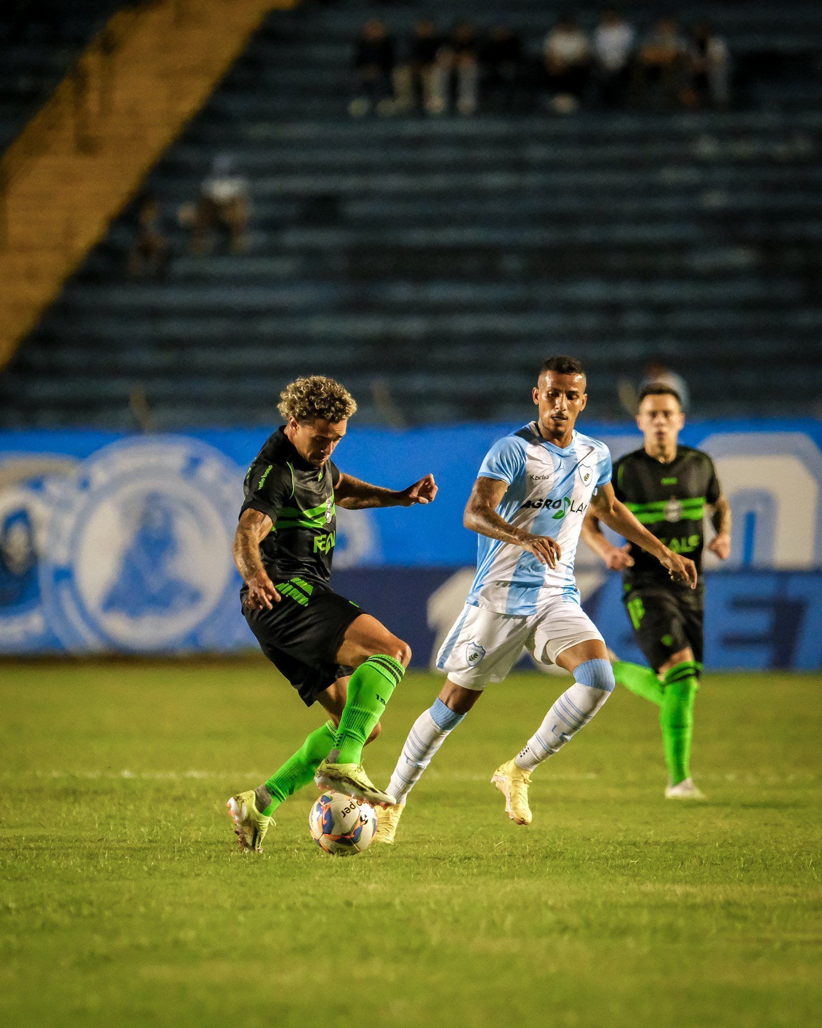 Em jogo eletrizante, Londrina e Coritiba empatam pelo Paranaense