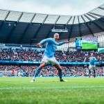 Haaland marca dois, Manchester City vence Everton e assume a liderança do Inglês