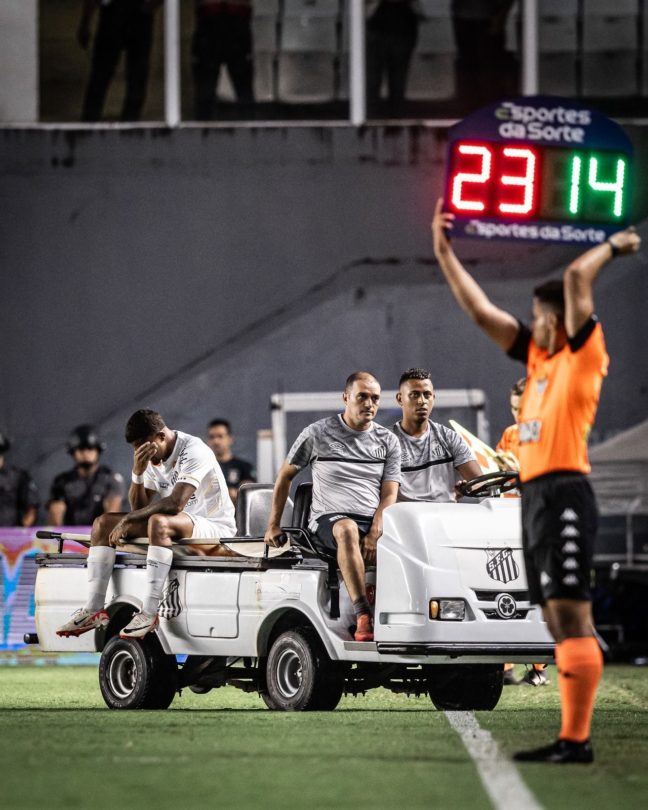 Lateral do Santos sofre grave lesão no joelho e precisará passar por cirurgia