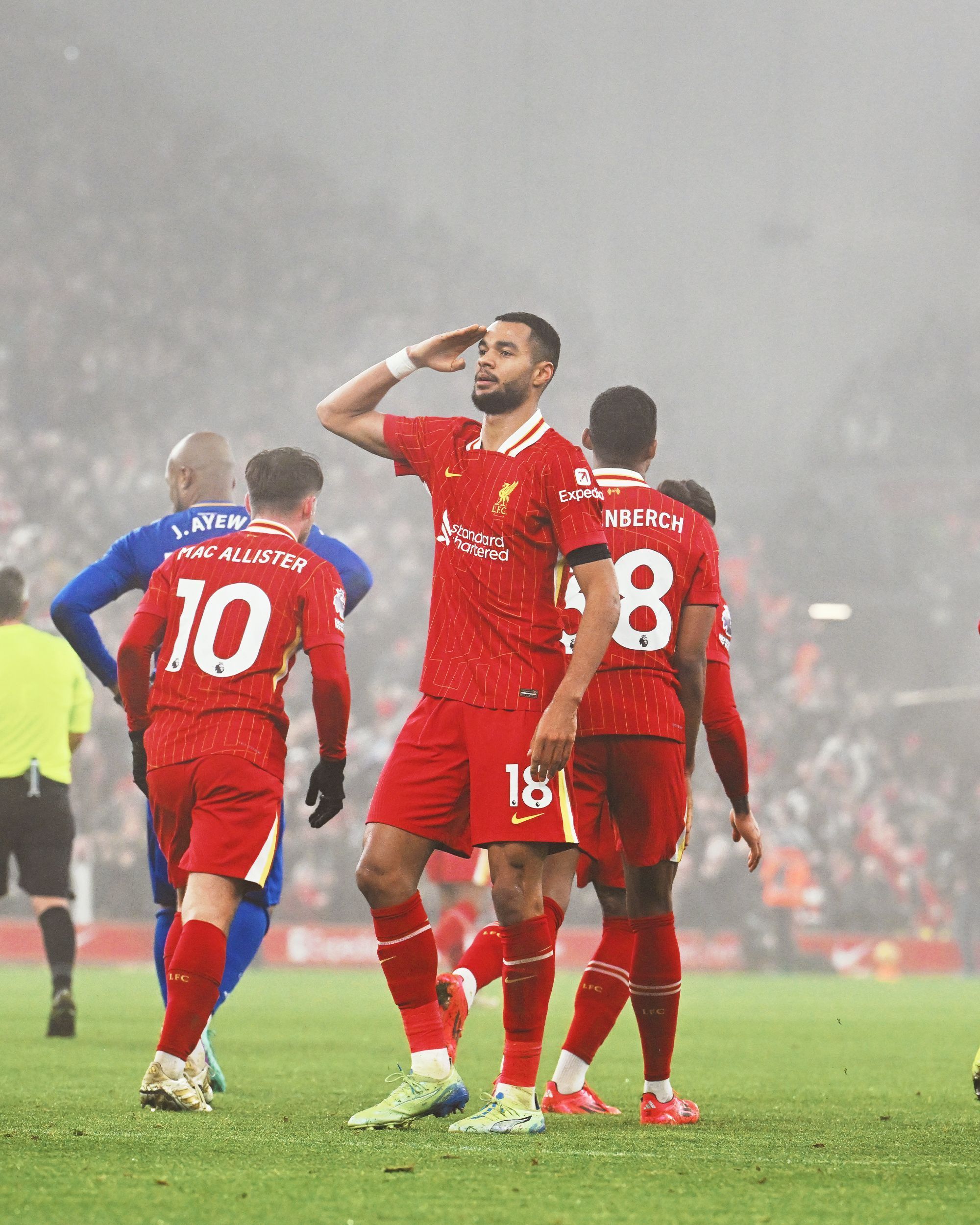 De virada, Liverpool bate Leicester e se isola na liderança da Premier League