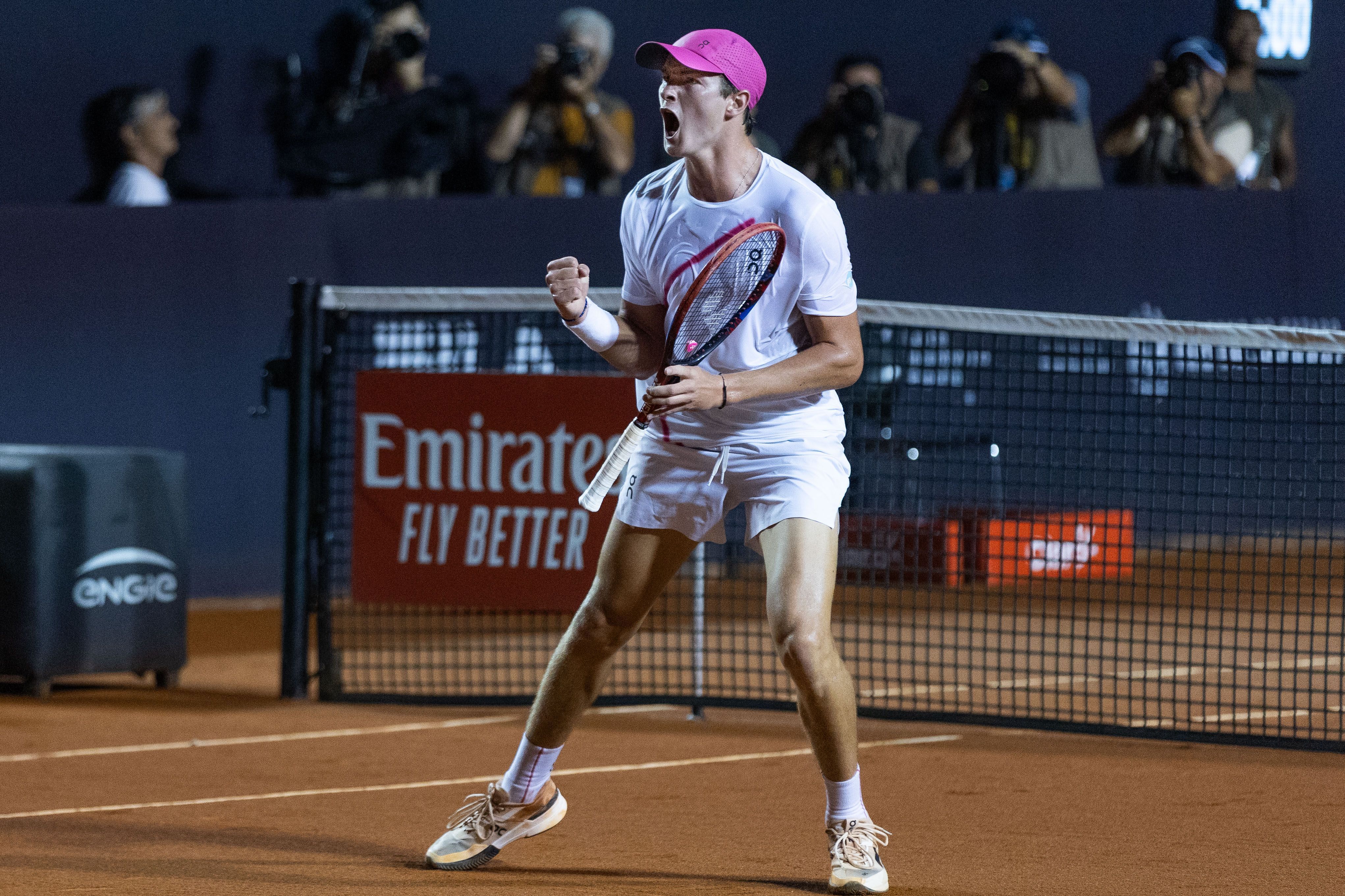 João Fonseca, de 17 anos, vence Cristian Garin e vai às quartas do Rio Open