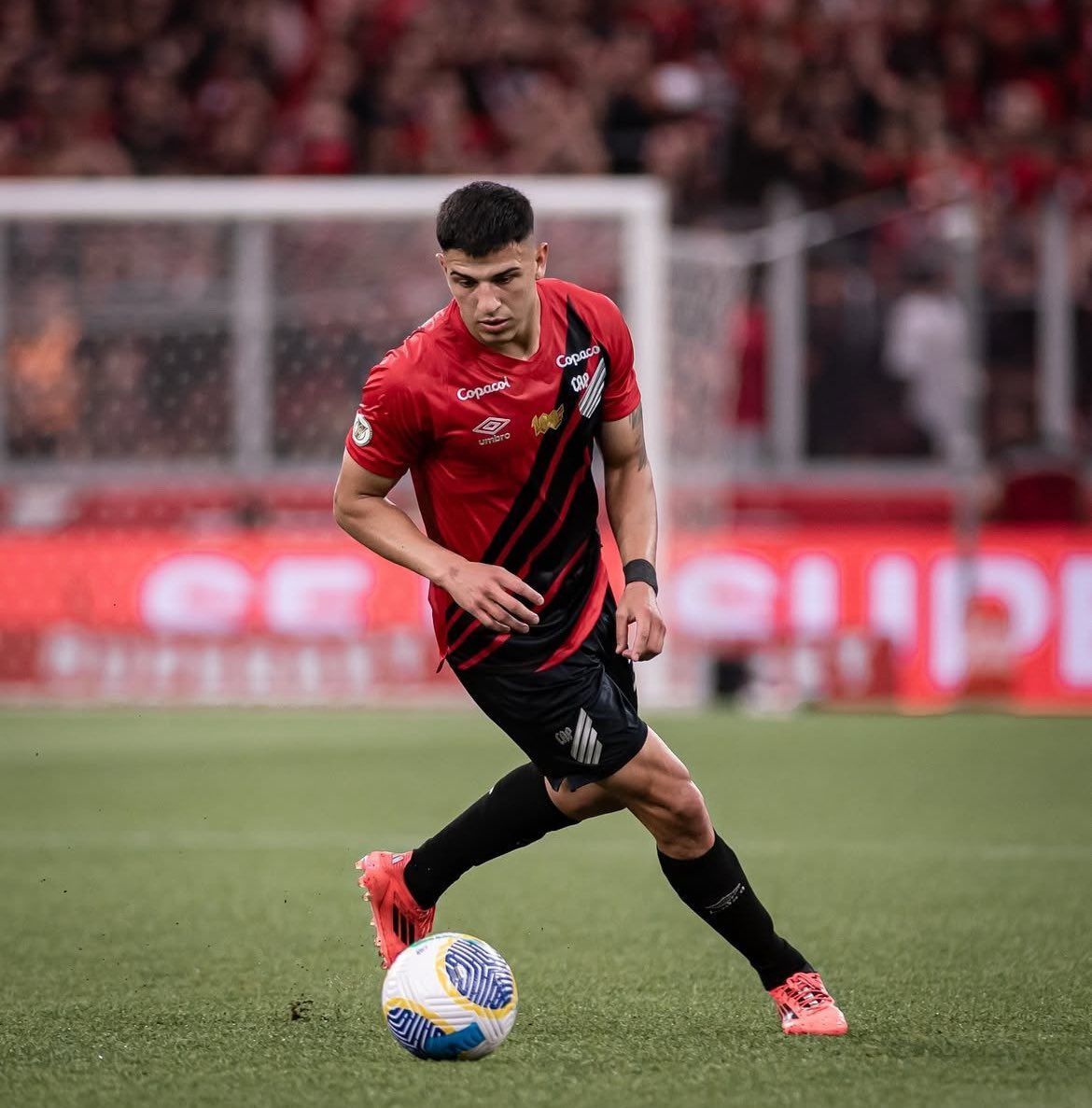 River Plate tenta contratação de lateral do Athletico-PR