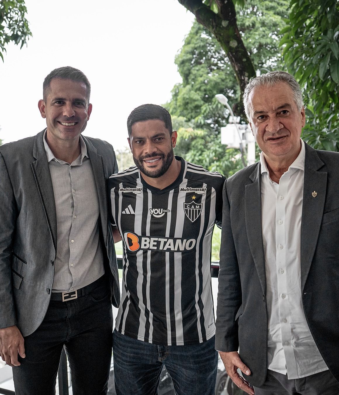 Diretor do Atlético, Victor destaca importância de Hulk após renovação