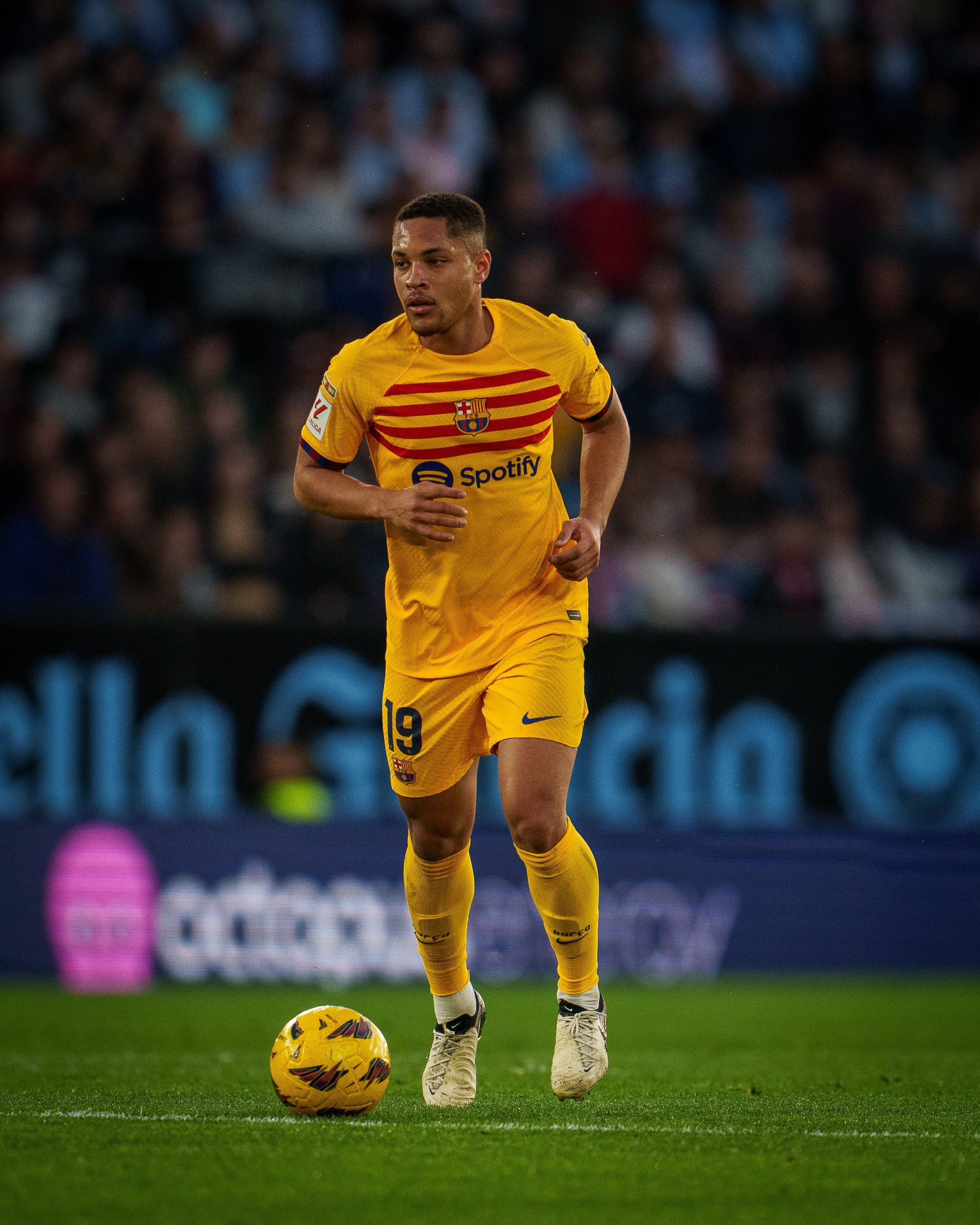 Vitor Roque voltará ao Brasil? Xavi comenta situação de atacante no Barcelona