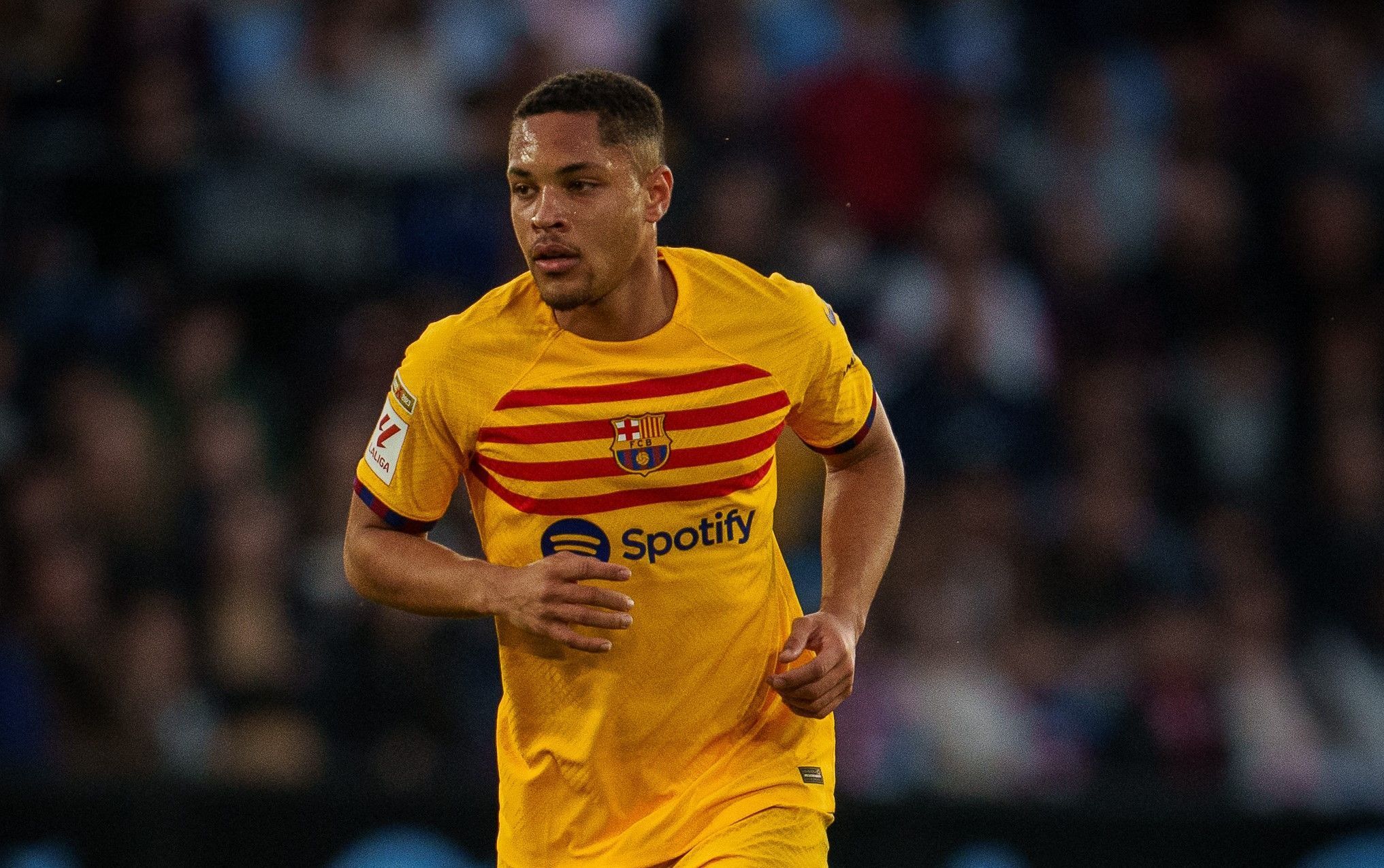 Ídolo do Cruzeiro dá conselho a Vitor Roque, que deverá deixar o Barcelona