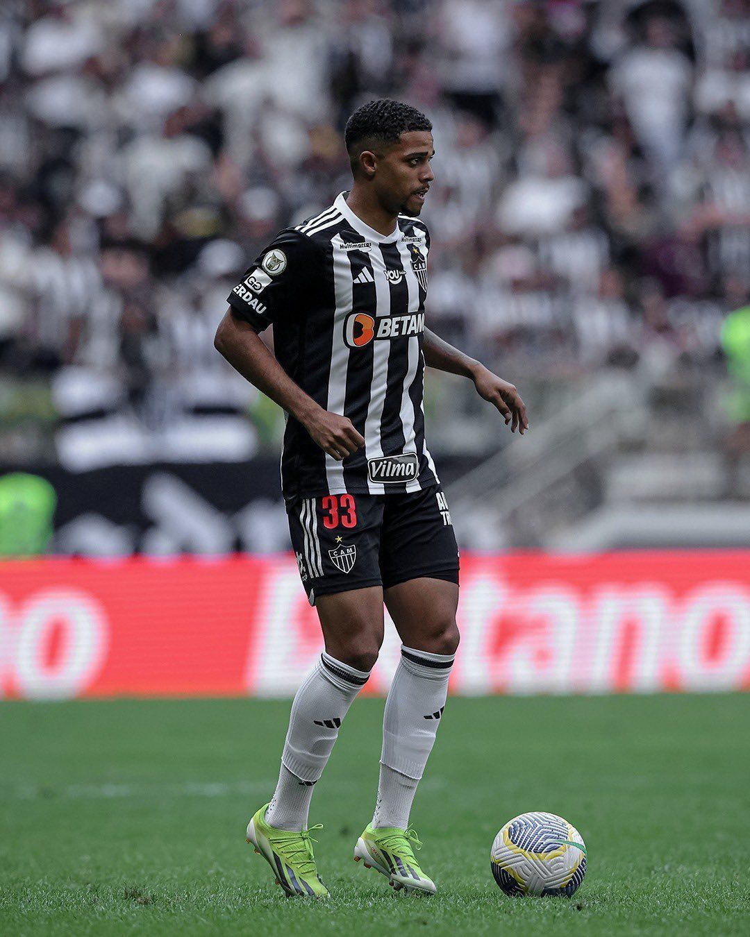 Atlético anuncia compra do meia Robert Santos; jogador assina até 2027