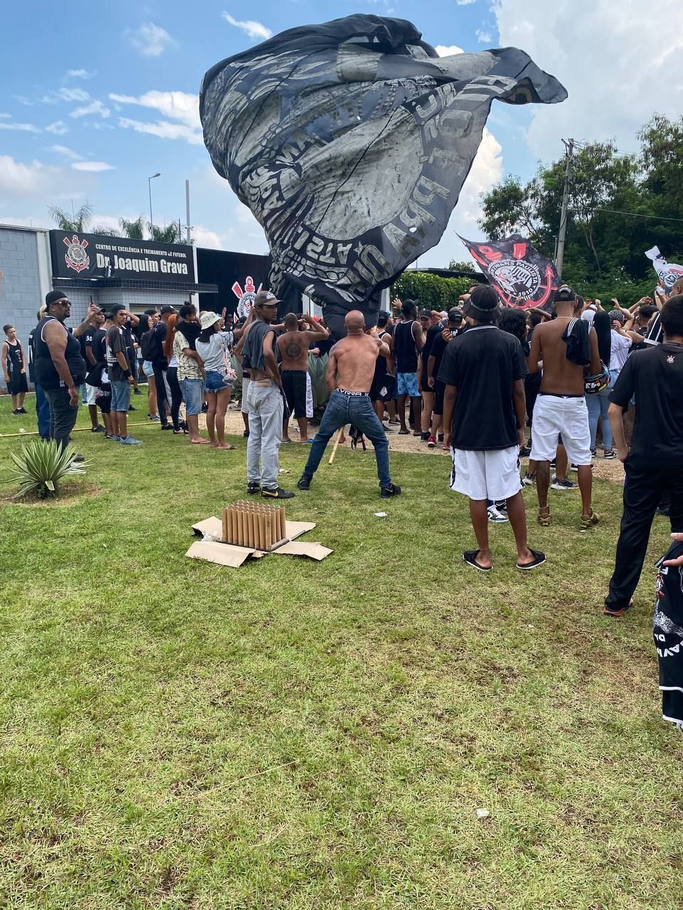Torcida do Corinthians se concentra no CT para prestar apoio antes de clássico