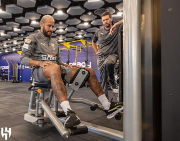 Neymar volta ao CT do Al-Hilal para tratar lesão