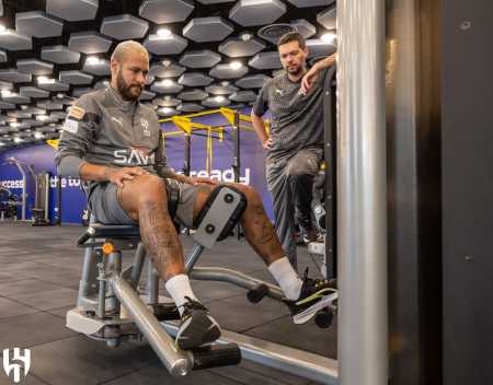 Neymar volta ao CT do Al-Hilal para tratar lesão