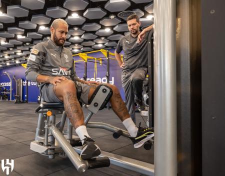 Neymar volta ao CT do Al-Hilal para tratar lesão