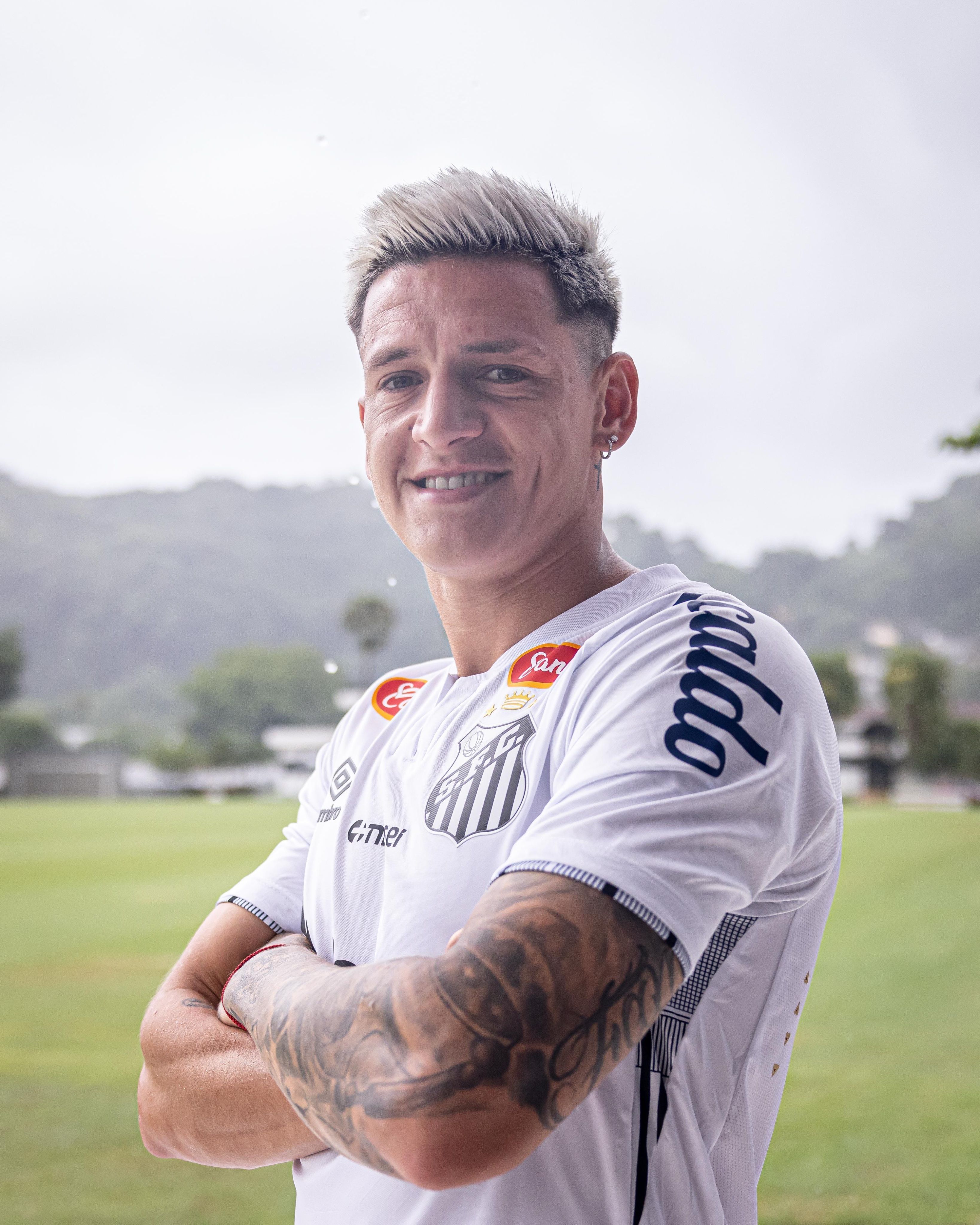 Santos oficializa contratação do lateral-direito Léo Godoy
