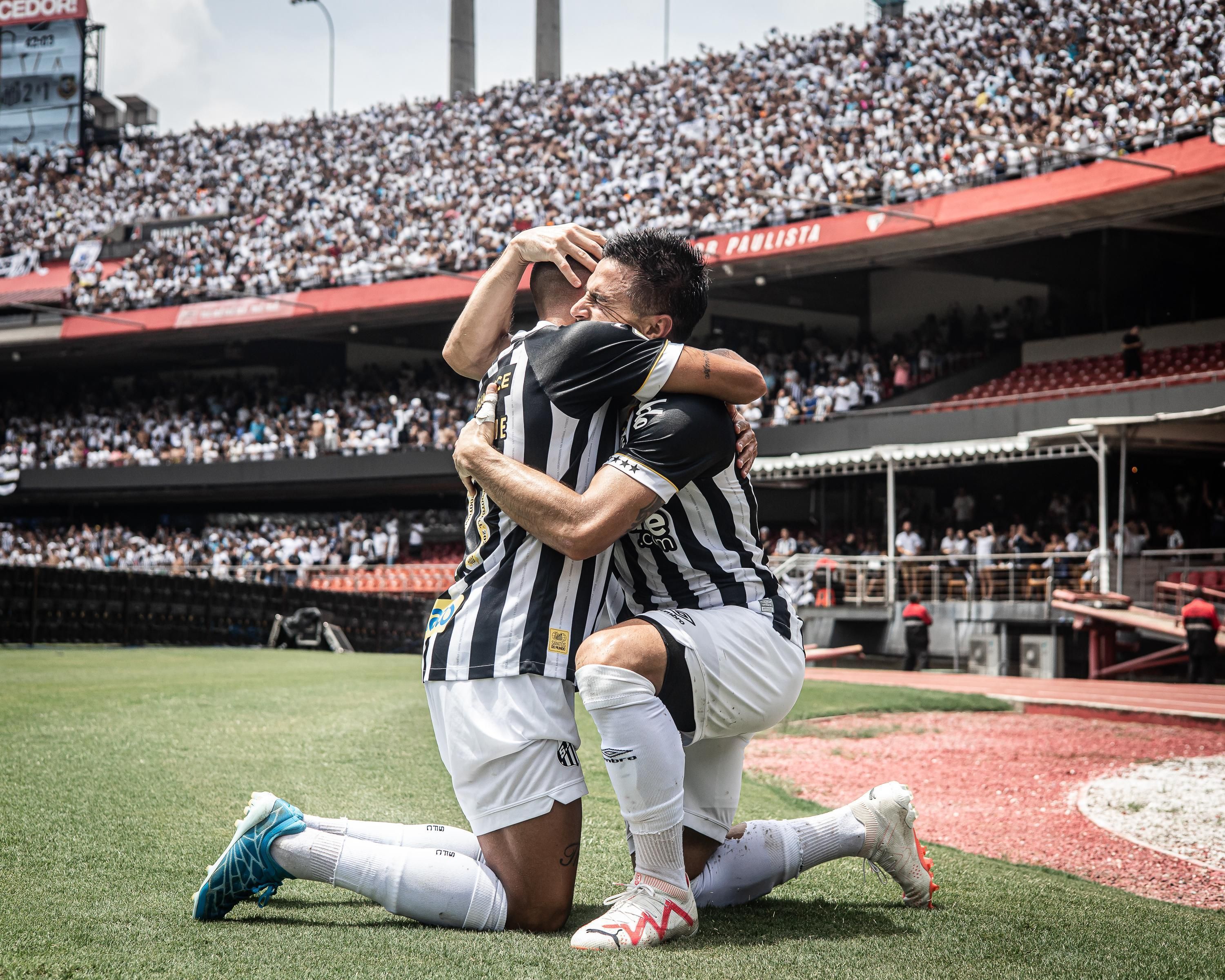 Santos marca no fim, vence São Bernardo e assume liderança geral do Paulista