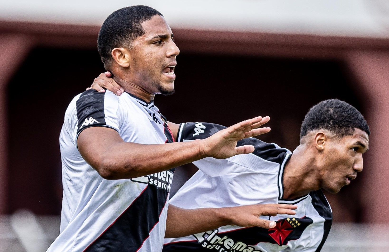 Com um a menos, Vasco sofre, mas vence o Juventus-SP e vai à terceira fase da Copinha
