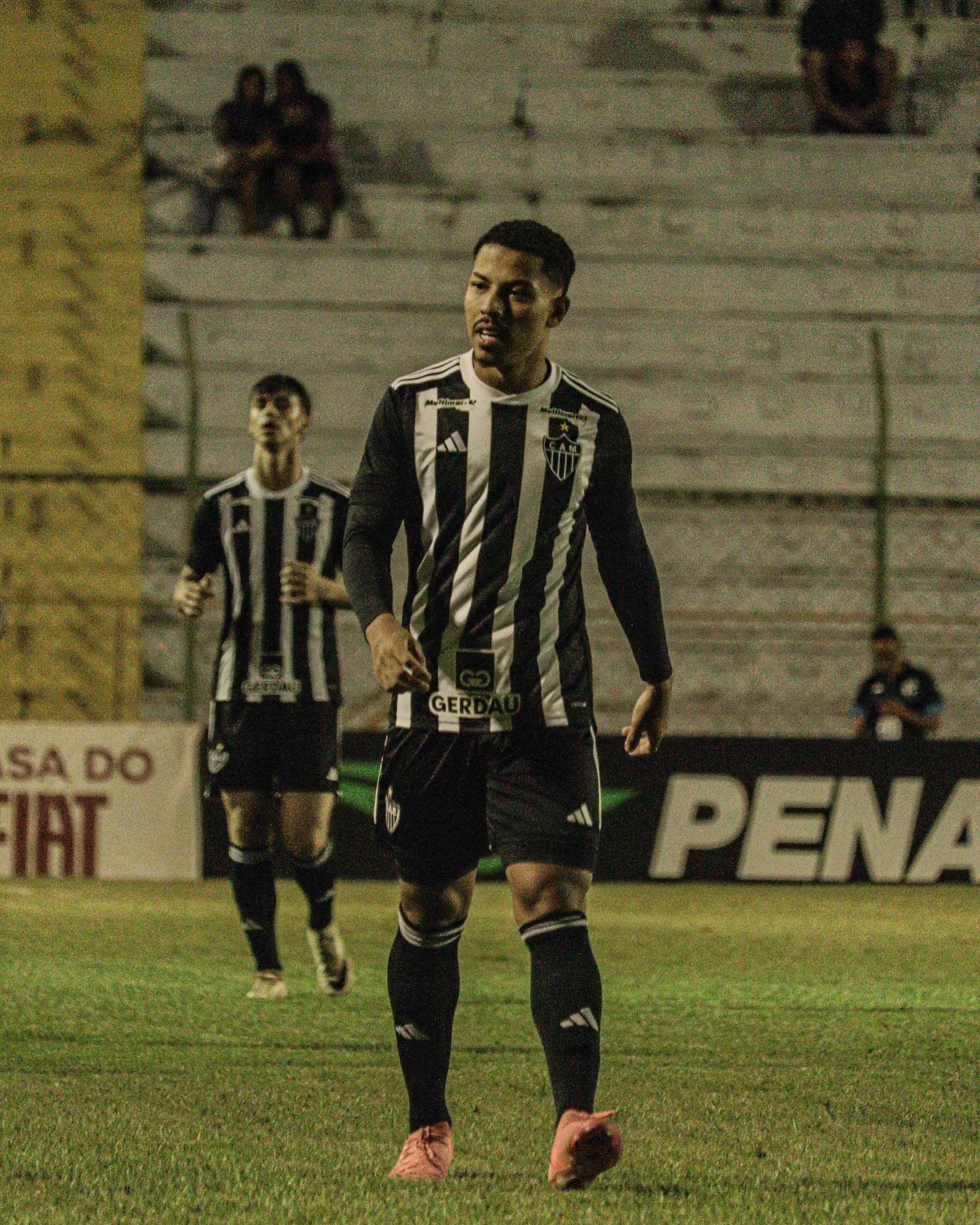 Atlético sofre com bola aérea, perde para o Guarani e é eliminado da Copinha