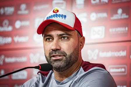Rafael Lacerda, agora ex-técnico do Vila Nova-GO