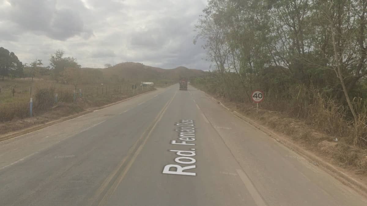 Duas pessoas morrem após carro bater de frente com carreta na BR-381, em Periquito (MG)