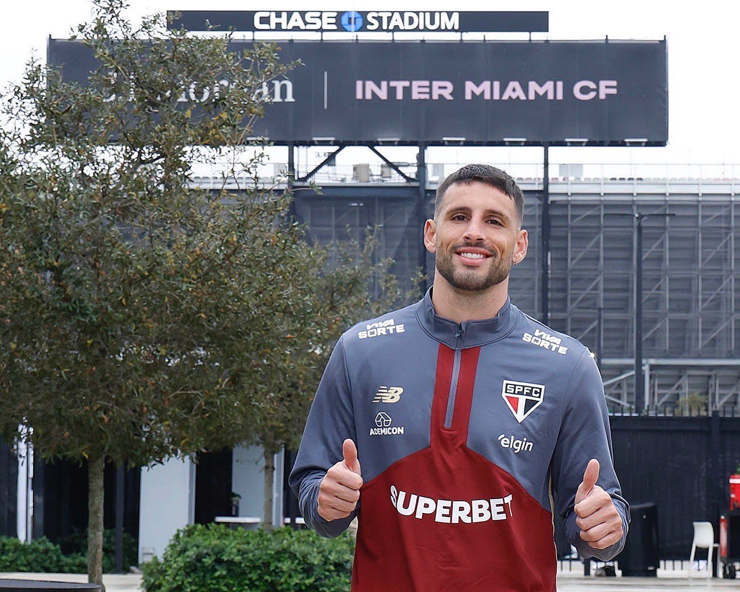 São Paulo treina em CT do clube de Messi e inicia embarque ao Brasil