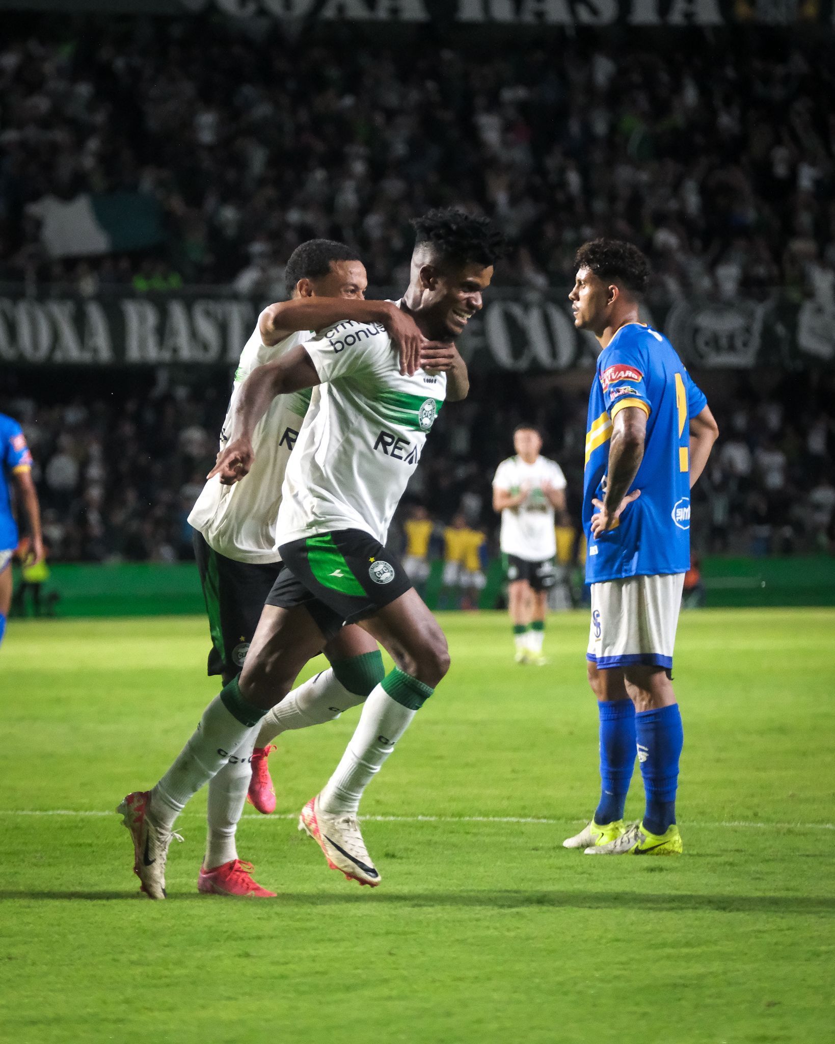Coritiba goleia São Joseense e se reabilita no Campeonato Paranaense