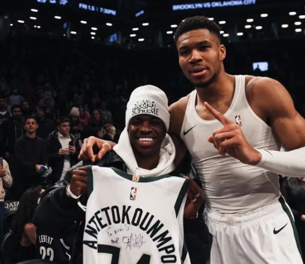 Vini Jr continua 'tour' nos EUA e recebe camisa de mais um astro da NBA