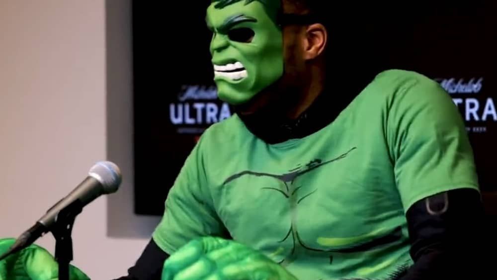 Astro da NBA se fantasia de Hulk e dá até entrevista; assista