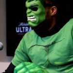 Astro da NBA se fantasia de Hulk e dá até entrevista; assista