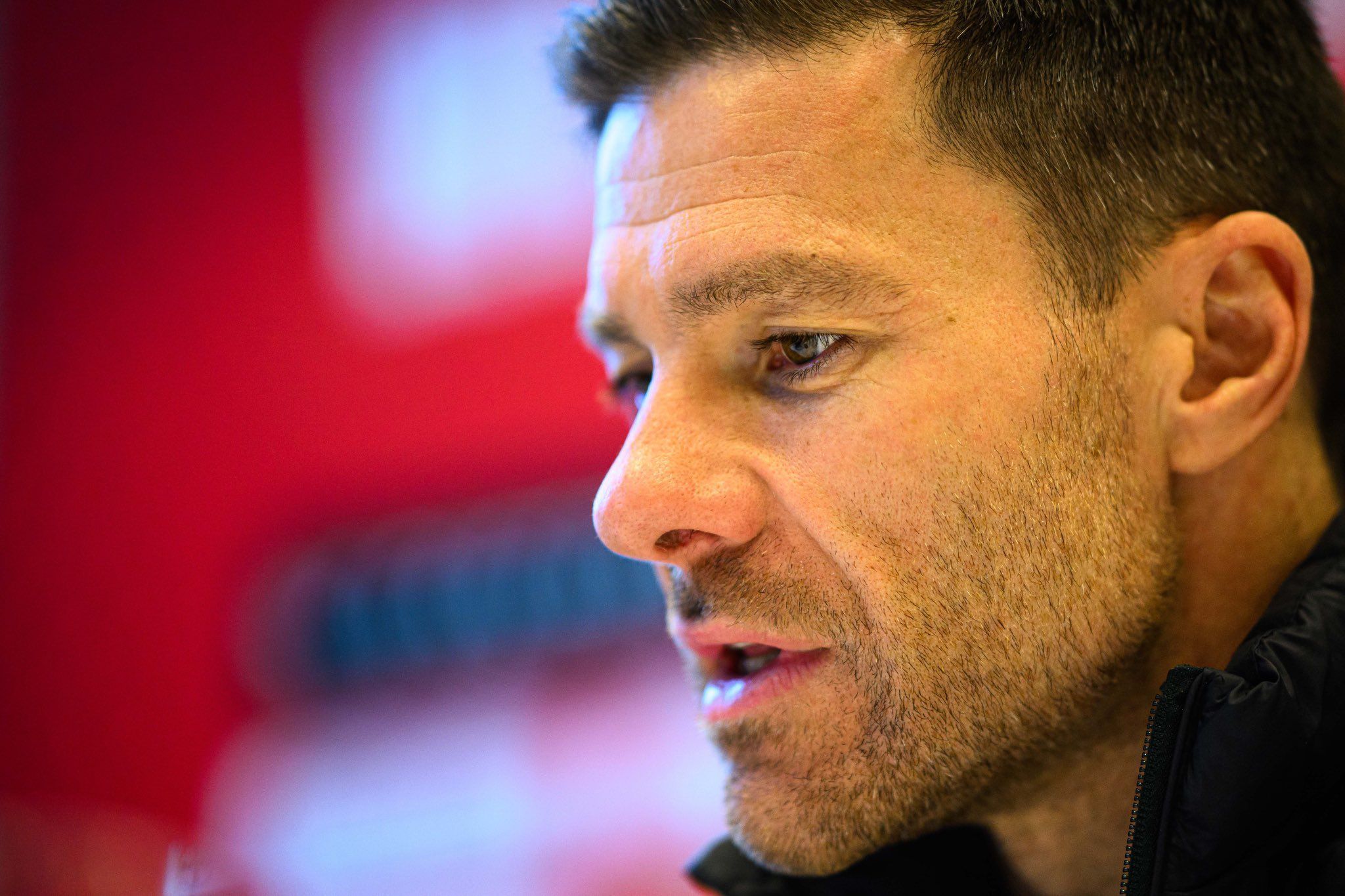 Peter Crouch reprova Xabi Alonso como novo técnico do Liverpool; saiba motivo