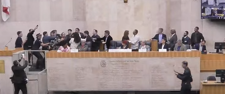 Vereador e presidente de sindicato trocam empurrões durante audiência na Câmara de SP